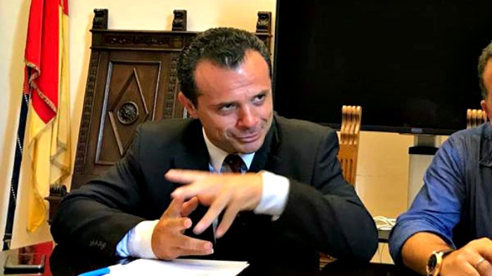 Sindaco Messina valuta dimissioni: minacce dopo l’inasprimento zona rossa