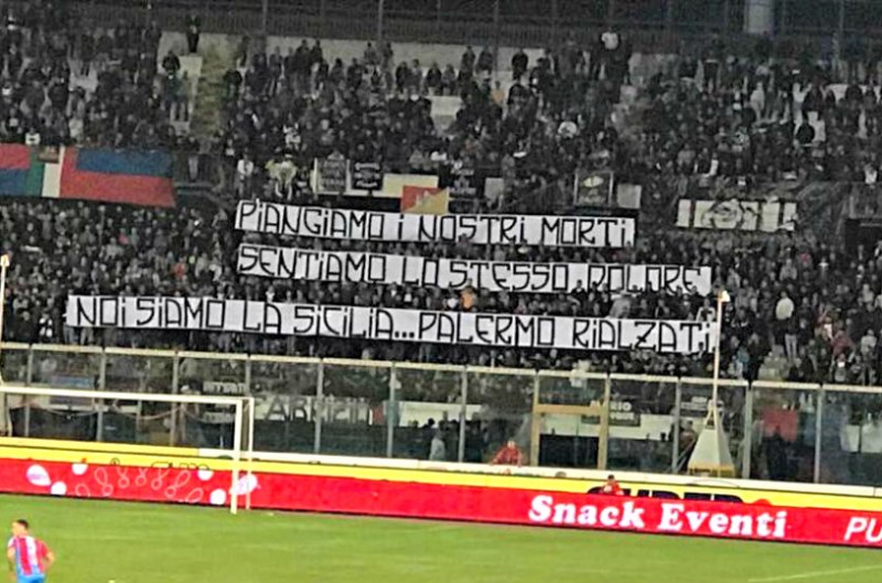 Striscione tifosi Catania: “Piangiamo i nostri morti. Noi siamo la Sicilia, Palermo rialzati”