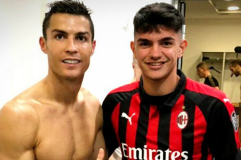 Curiosità: il giovane Bellanova (Milan) si fa una foto con Ronaldo ma spunta Chiellini nudo e diventa virale