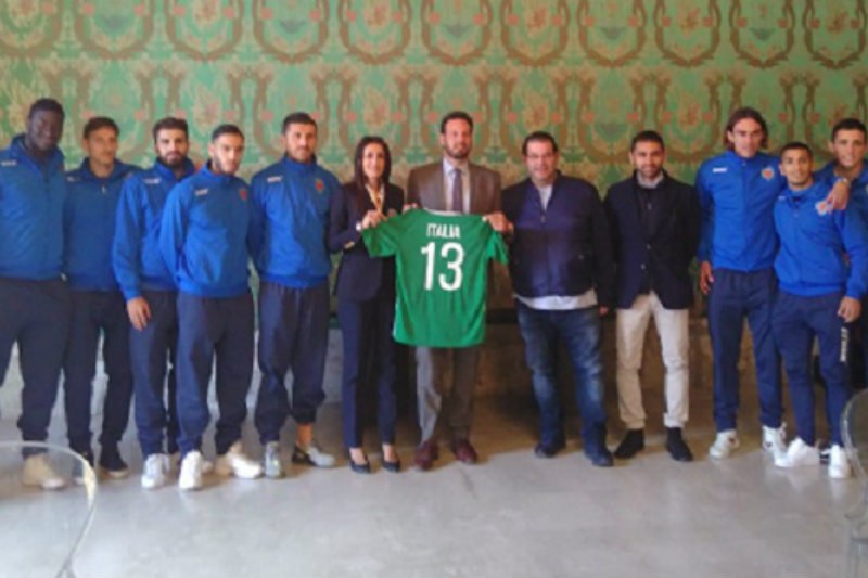 Siracusa: il presidente Alì e una delegazione di calciatori consegnano la maglia azzurra al sindaco Italia