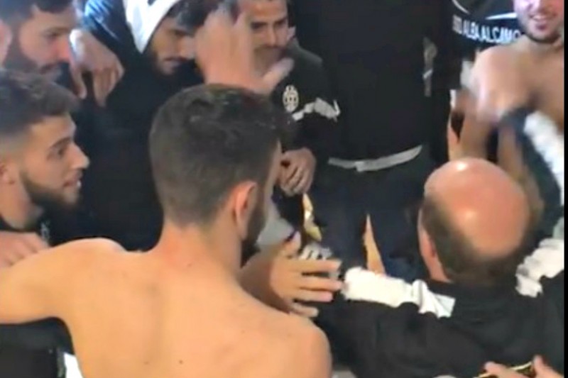 Alcamo: festa nello spogliatoio dopo la vittoria con un ‘capo ultras’ d’eccezione (VIDEO)