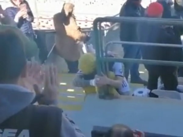 Messina: dopo il gol con la Palmese Cocimano sale in tribuna e abbraccia la mamma (VIDEO)