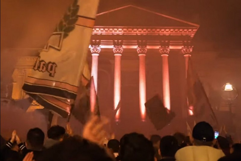 Palermo: ondata anomala di tifosi in piazza, anche il Teatro Massimo si tinge di rosa