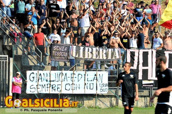Striscione: tifosi Palermo ricordano i due giovani scomparsi in un incidente in moto