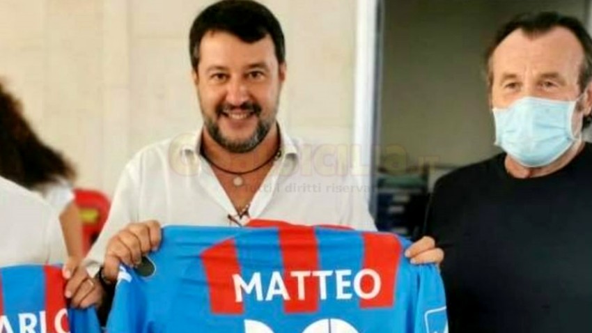 Catania: Salvini in visita a Torre del Grifo, donata una maglia personalizzata