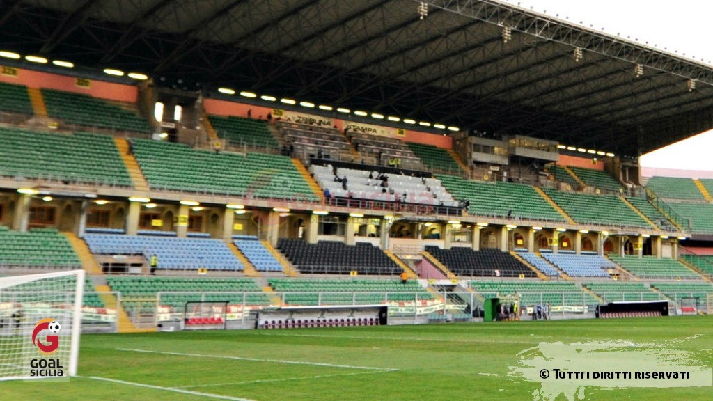 Palermo non dimentica: lenzuoli bianchi allo stadio 'Barbera' per ricordare Giovanni Falcone (FOTO)