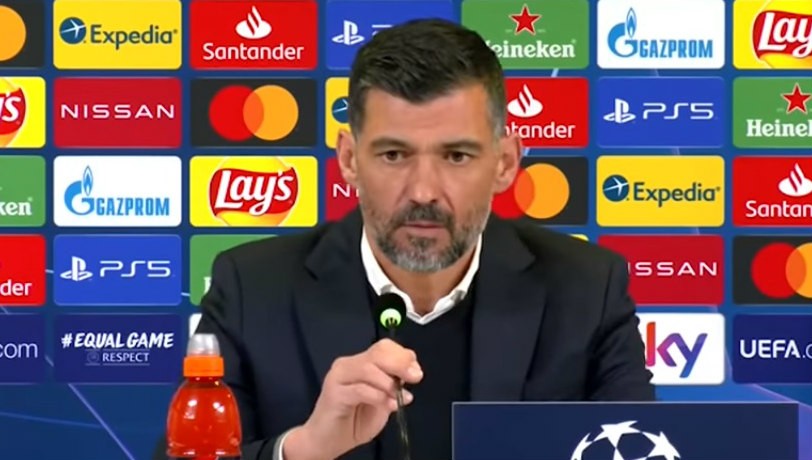 Curiosità: batte la Juve ma nessuna domanda in conferenza, dopo 50 secondi di imbarazzo si alza e se ne va (VIDEO)