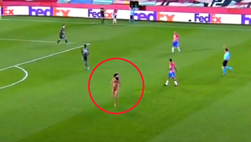Europa League, altro che porte chiuse: uomo nudo invade il campo durante Granada-Manchester United