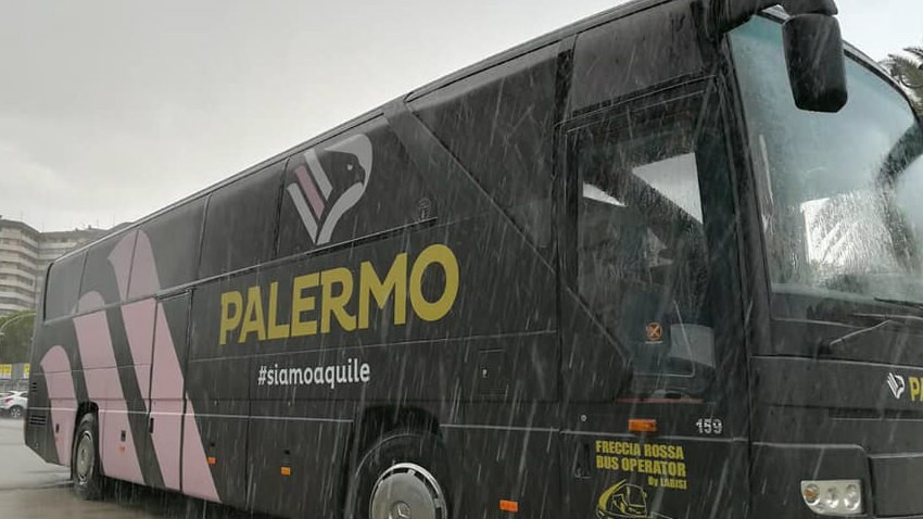 Palermo: il pullman rosanero preso a sassate a Messina