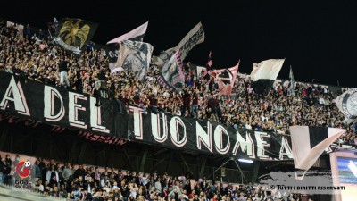 Palermo, la carica dei tifosi: in 250 davanti lo stadio per incitare la squadra (VIDEO)