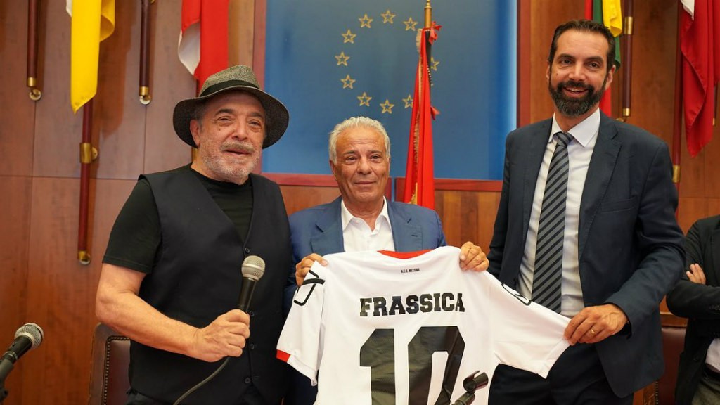 Messina: il presidente Sciotto consegna le maglie ufficiali al testimonial Frassica e al sindaco Basile