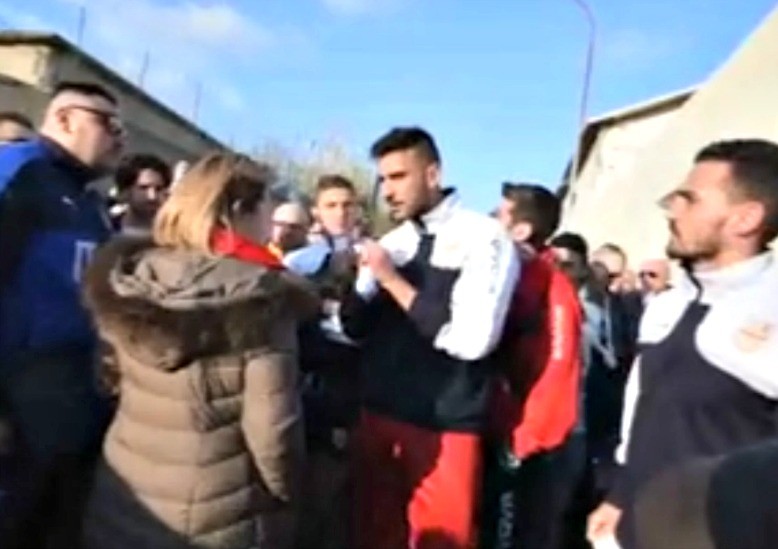 (VIDEO) Messina, sit-in giocatori: Maccarrone a moglie Stracuzzi ‘’Vogliamo i nostri soldi!’’