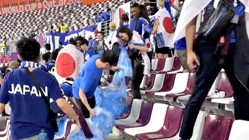 Mondiali Qatar 2022, la lezione di civiltà dei tifosi del Giappone: puliscono lo stadio dopo la partita
