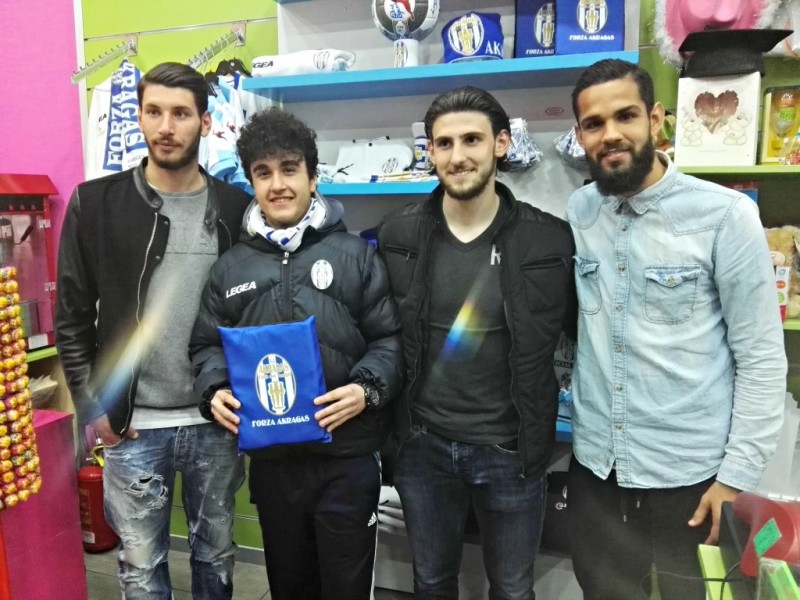 Akragas: tre calciatori incontrano i tifosi per foto e autografi