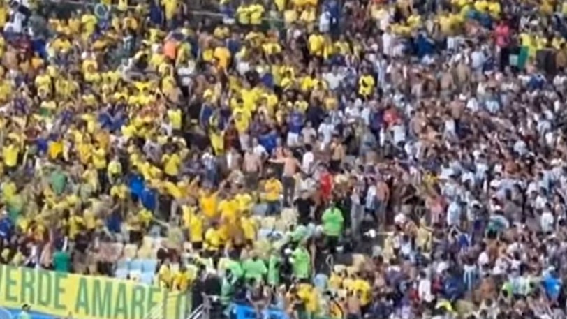 Calcio e violenza, Brasile-Argentina è caos: scontri tra tifosi e tra sicurezza e argentini, Messi porta squadra via dal campo (VIDEO)