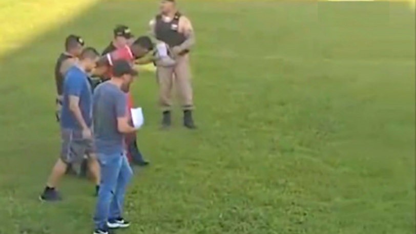 Delinquenti nel calcio: Polizia entra in campo durante la partita e arresta il portiere (VIDEO)