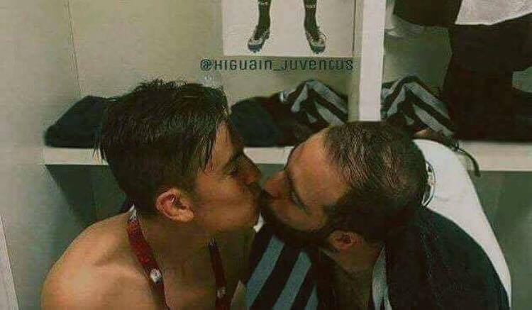 Curiosità, Juventus: Dybala bacia Higuain, ma la foto è un fake