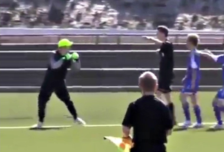 Curiosità: portiere subisce gol, picchia l’avversario e minaccia arbitro (VIDEO)
