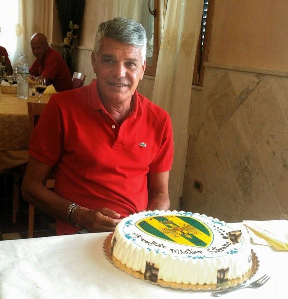 Palazzolo: torta di compleanno gialloverde per mister Strano
