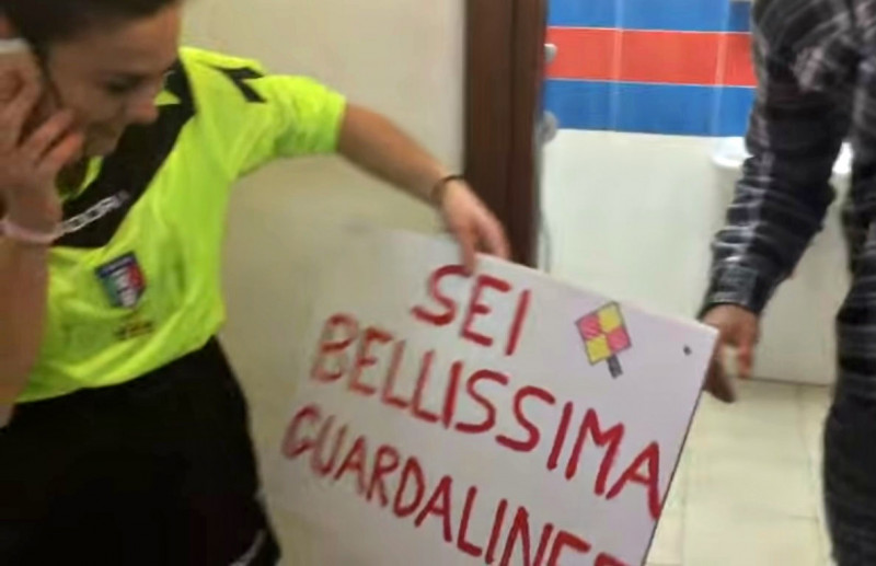 Scordia: tifosi regalano striscione 'Sei bellissima' alla guardalinee (VIDEO)