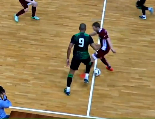 Curiosità, Futsal: il brasiliano Beto ubriaca gli avversari mettendoli a sedere con i suoi tunnel (VIDEO)