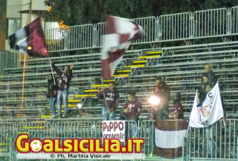 Reggina, i tifosi protestano fuori dalla Questura: “A Catania anche senza biglietto”-IL COMUNICATO