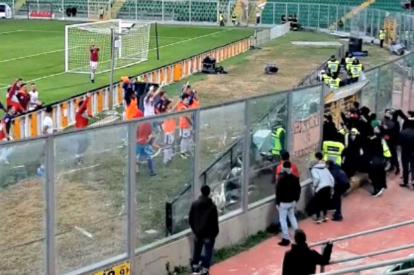 Curiosità: giocatori Troina sotto curva del Palermo “Chi non salta è…” (VIDEO)