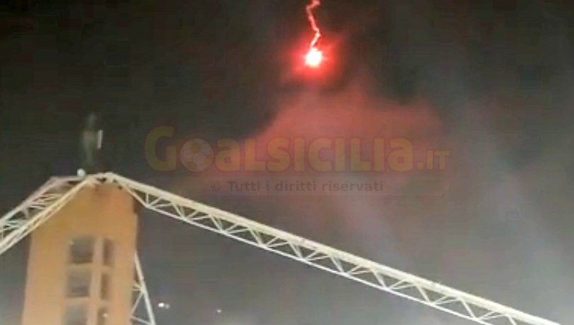 Curiosità, Serie A: fumogeni in campo con “paracadute” (VIDEO)